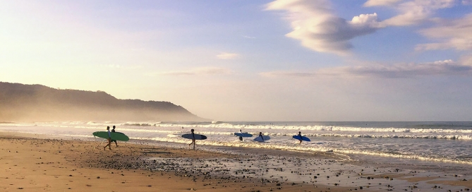 Dalgalara yürüyen sörfçüler, Santa Teresa